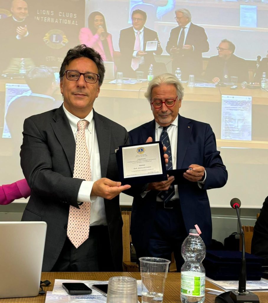 Di Corinnto riceve la targa commemorativa dal Lions Club